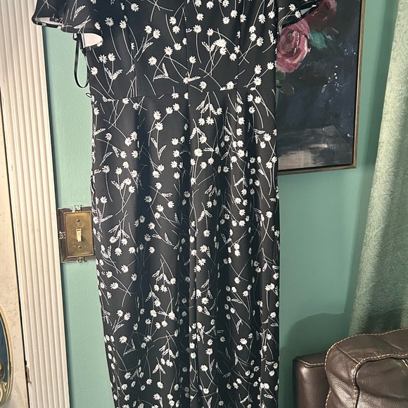 Calvin Klein Black and White Floral Cropped Pants - Picture 3 of 4